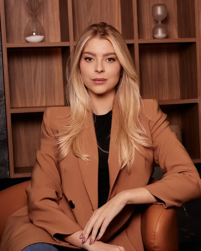 Retrato corporativo feminino de blazer em estúdio, em Curitiba